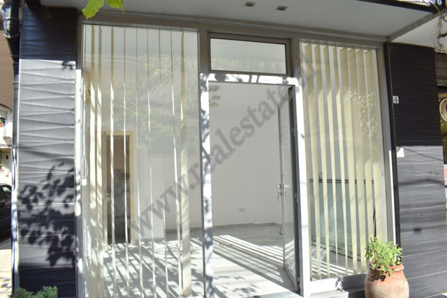 Ambient tregtar ne shitje ne rrugen Myslym Shyri prane Gjimnazit Arben Broci&nbsp;ne Tirane.
Ndodhe